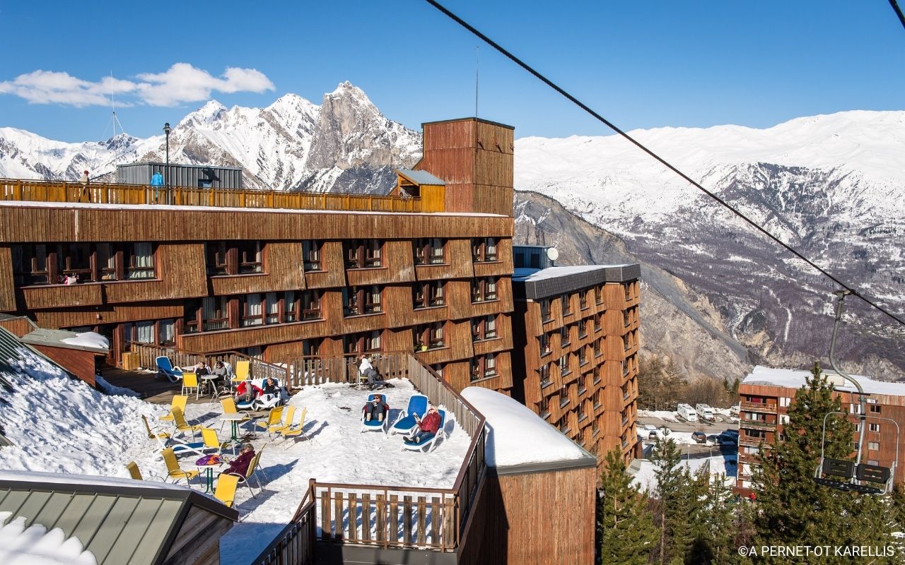 Terrasse panormaique avec les remontées mécaniques qui passent juste au dessus au village club Les Karellis