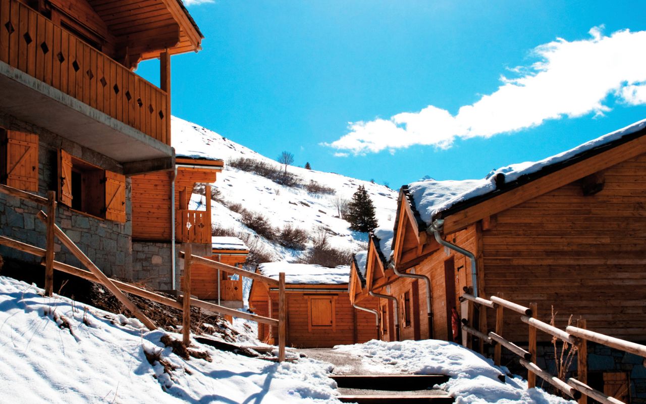 Résidence Le Grand Panorama II avec façade en bois à Valmeinier