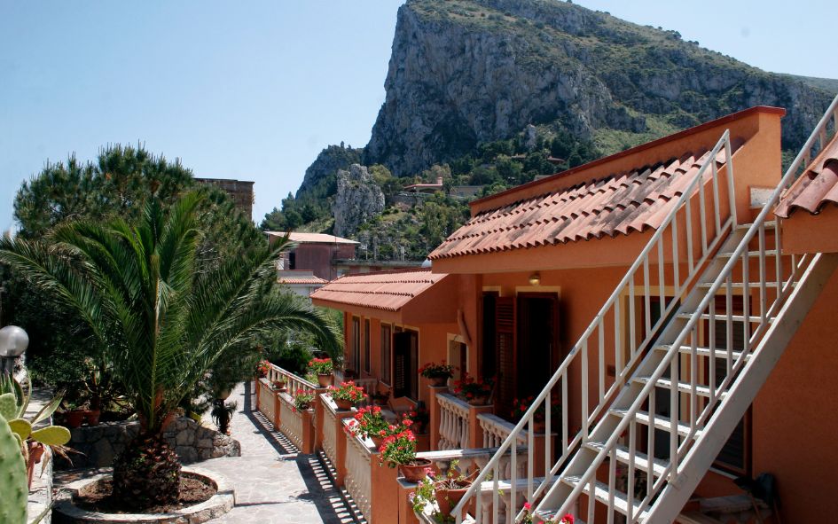 Résidence Baia d'Oro à Mongerbino dans un cadre naturel au pied de falaise