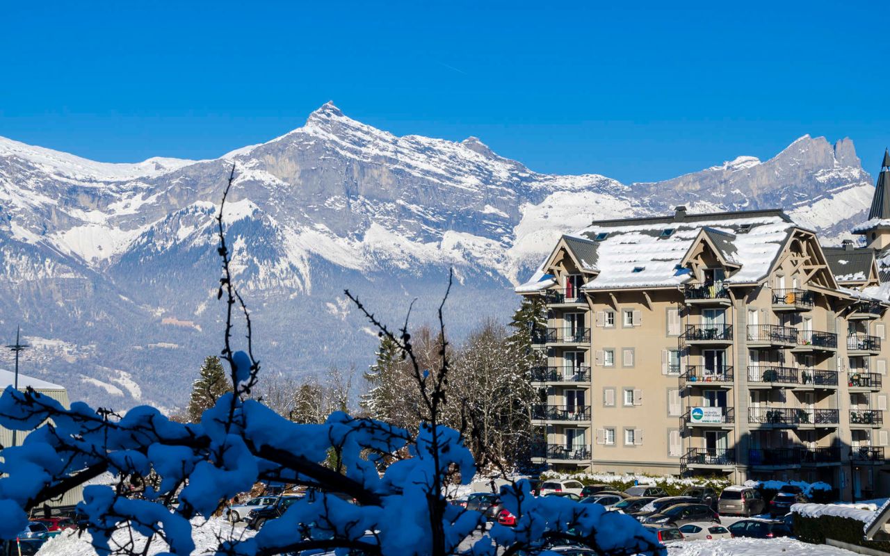 Belle vue des massifs enneigés depuis la résidence Le Grand Panorama à Saint-Gervais