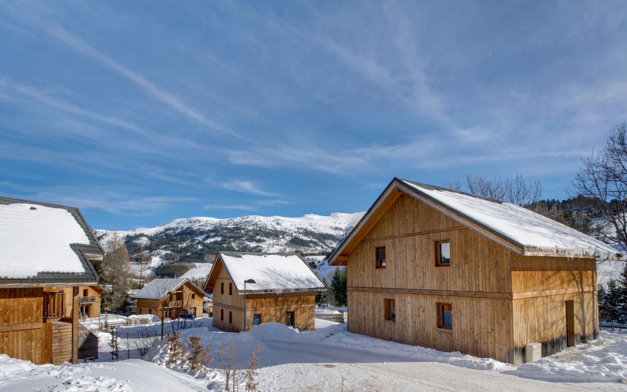 Résidence Les Gentianes à Gresse-en-Vercors construite en chalet en bois et dissimulées dans le paysage