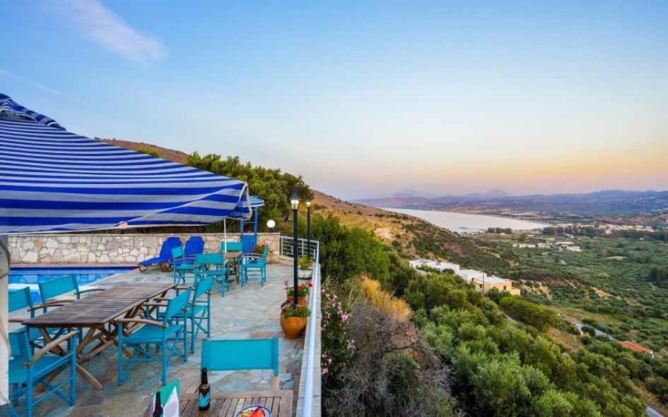 Residence Marika en Crete avec terrasse vue sur la mer et la campagne