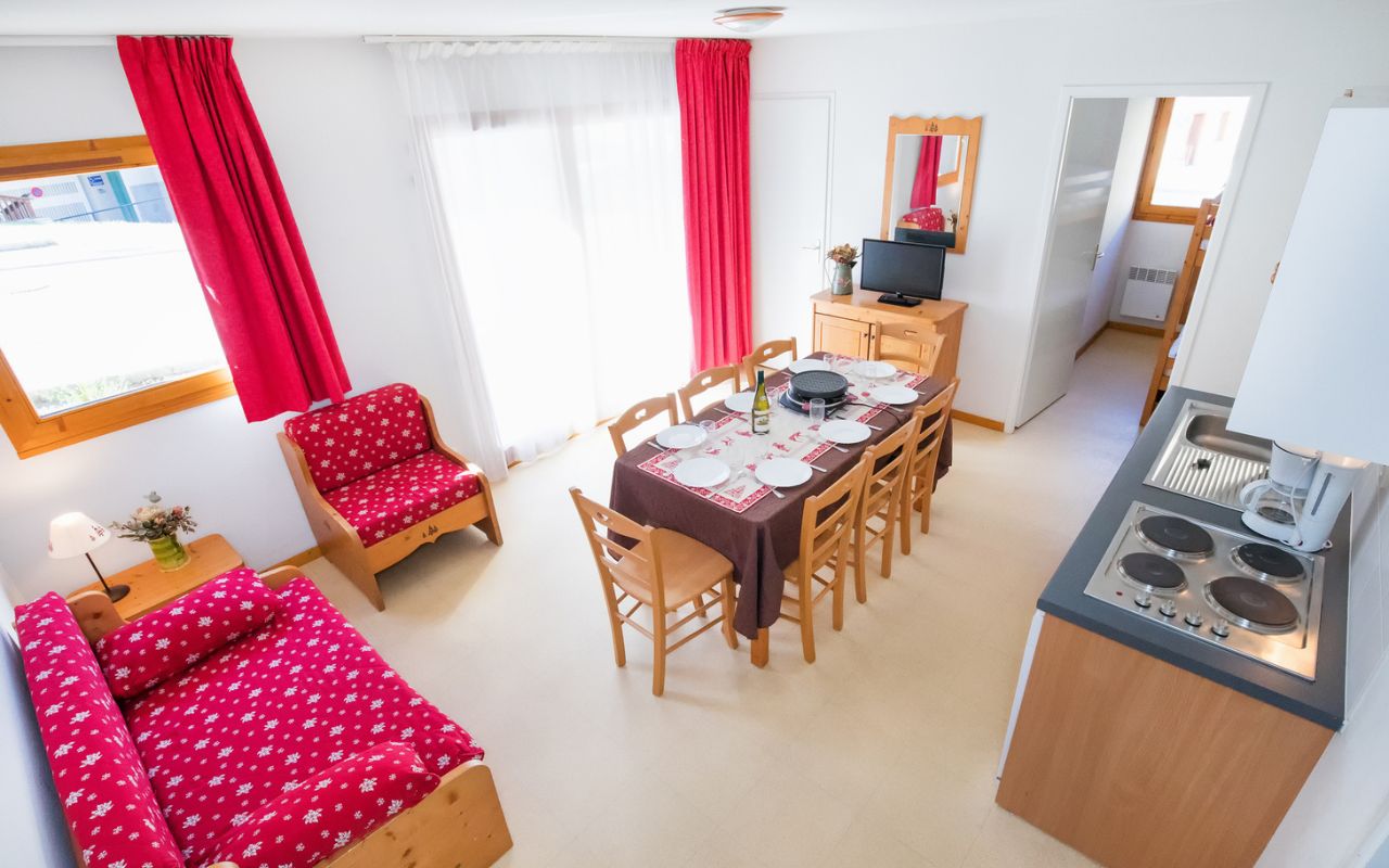 Grande pièce à vivre avec salon et cuisine dans les appartements de la résidence Balcons de la Vanoise à Termignon
