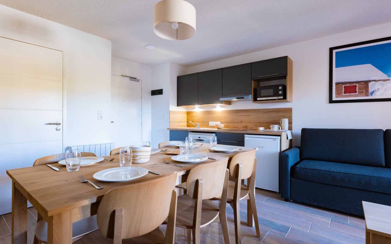 salon-et-cuisine-modernes-dans-les-logements-arya-living-stone-vars