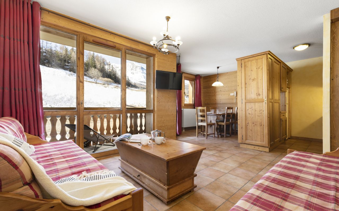 Beau salon lumineux et spacieux ouvert sur un balcon donnant vue sur les pistes de Val-Cénis