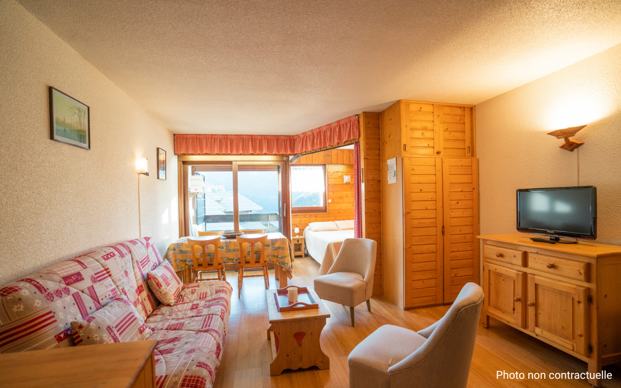 Pièce principale avec salon espace nuit et ouverture sur un balcon dans les logements de Châtel