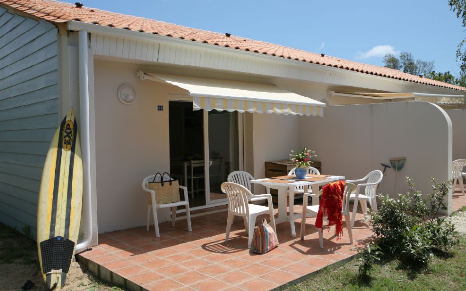 Logements mitoyen avec terrasse privative avec mobilier de jardin dans les logements de la résidence Hameau des Sables Vignier