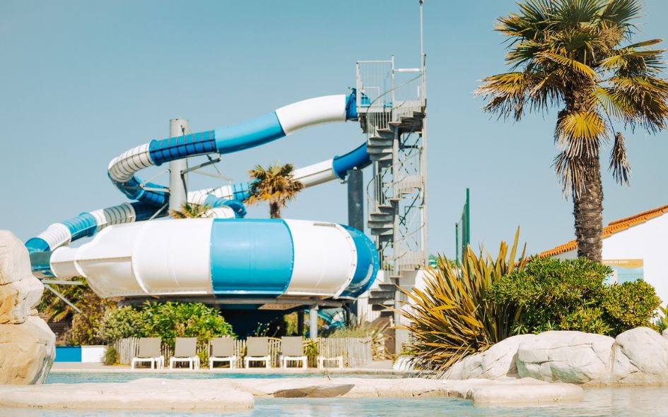 Toboggans en spirales avec piscine au camping Les Places Dorées