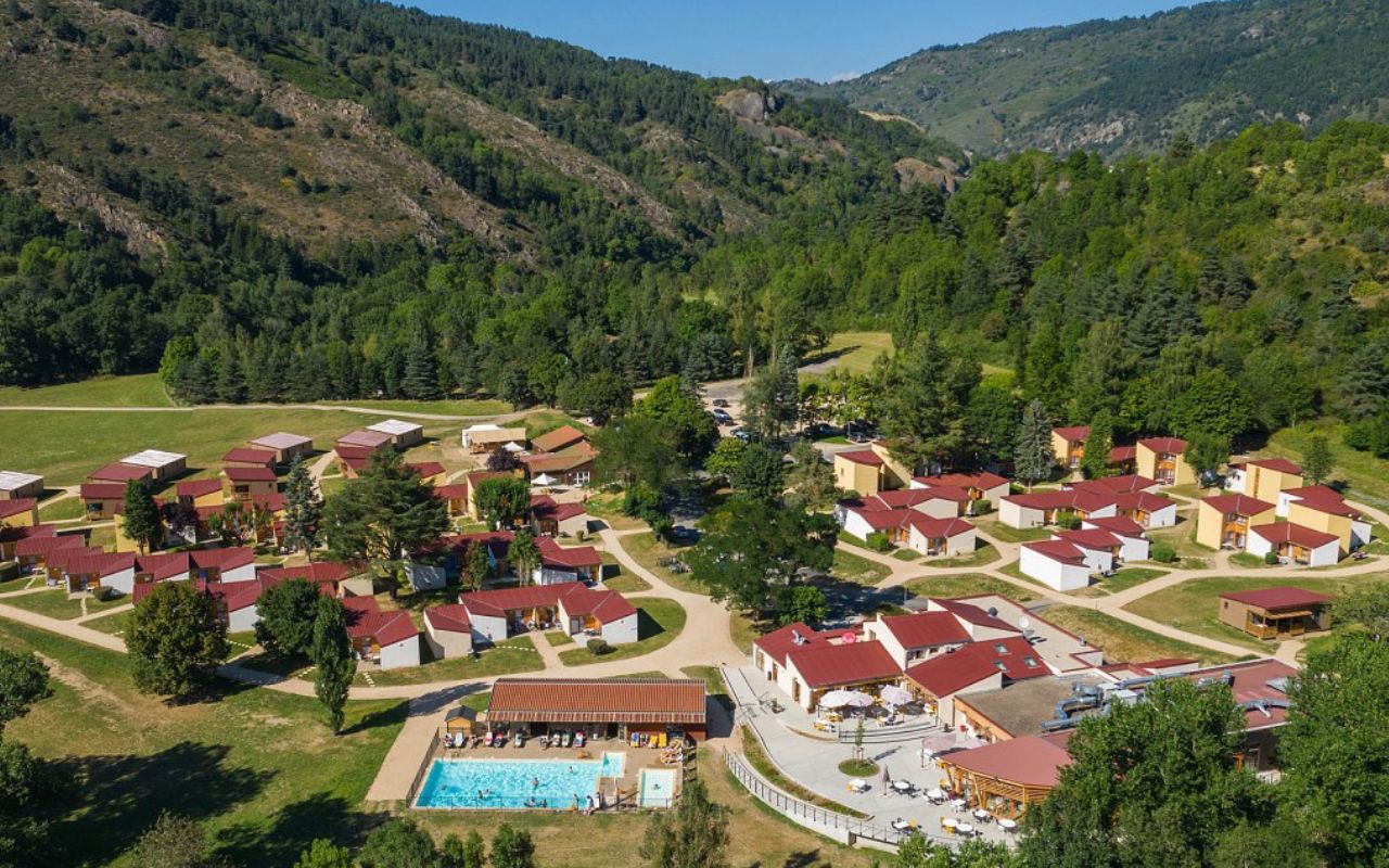 Village Club d'Alleyras au coeur de la Haute-Loire dans le sud de l'Auvergne entouré de montagnes et vallées