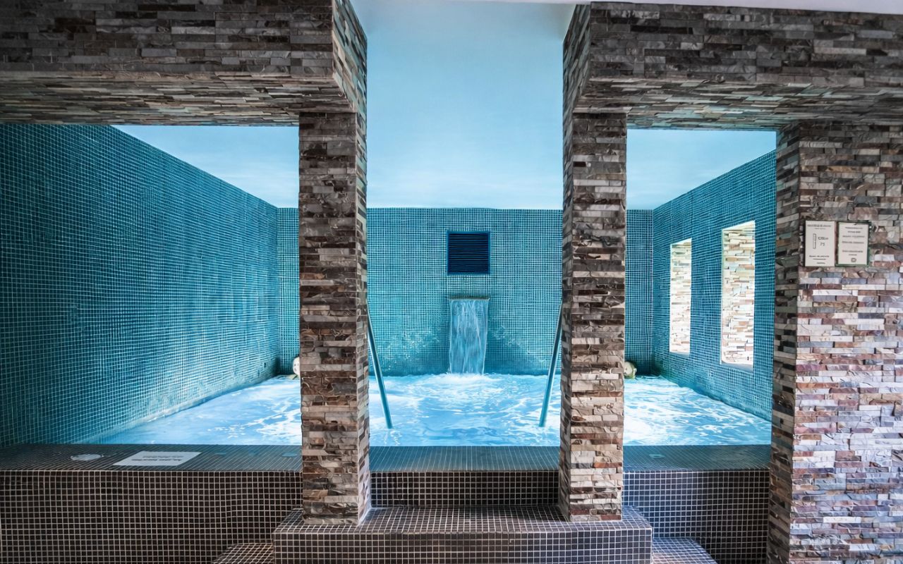 Piscine interieure chauffée au sein du village club les sept laux