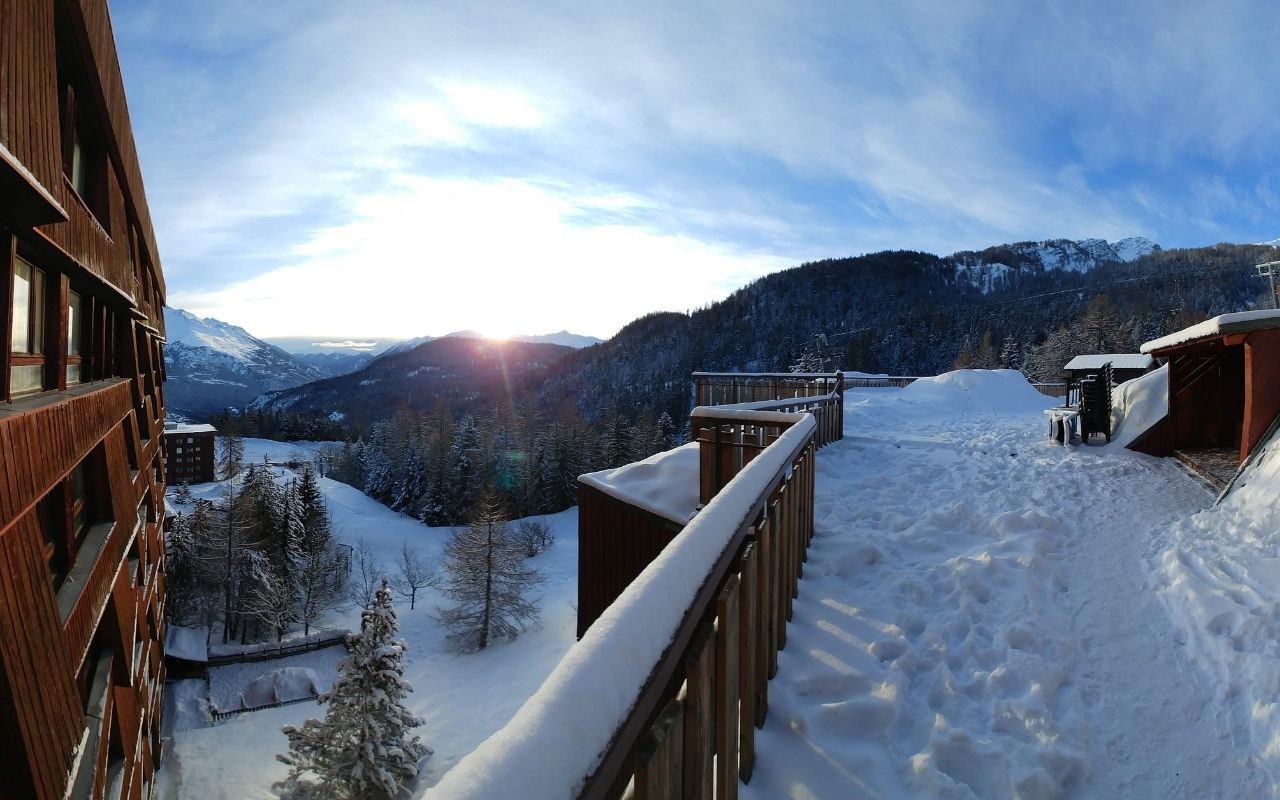 Magnifique vue sur les paysages enneigés de la station des Karellis depuis la terrasse du village club