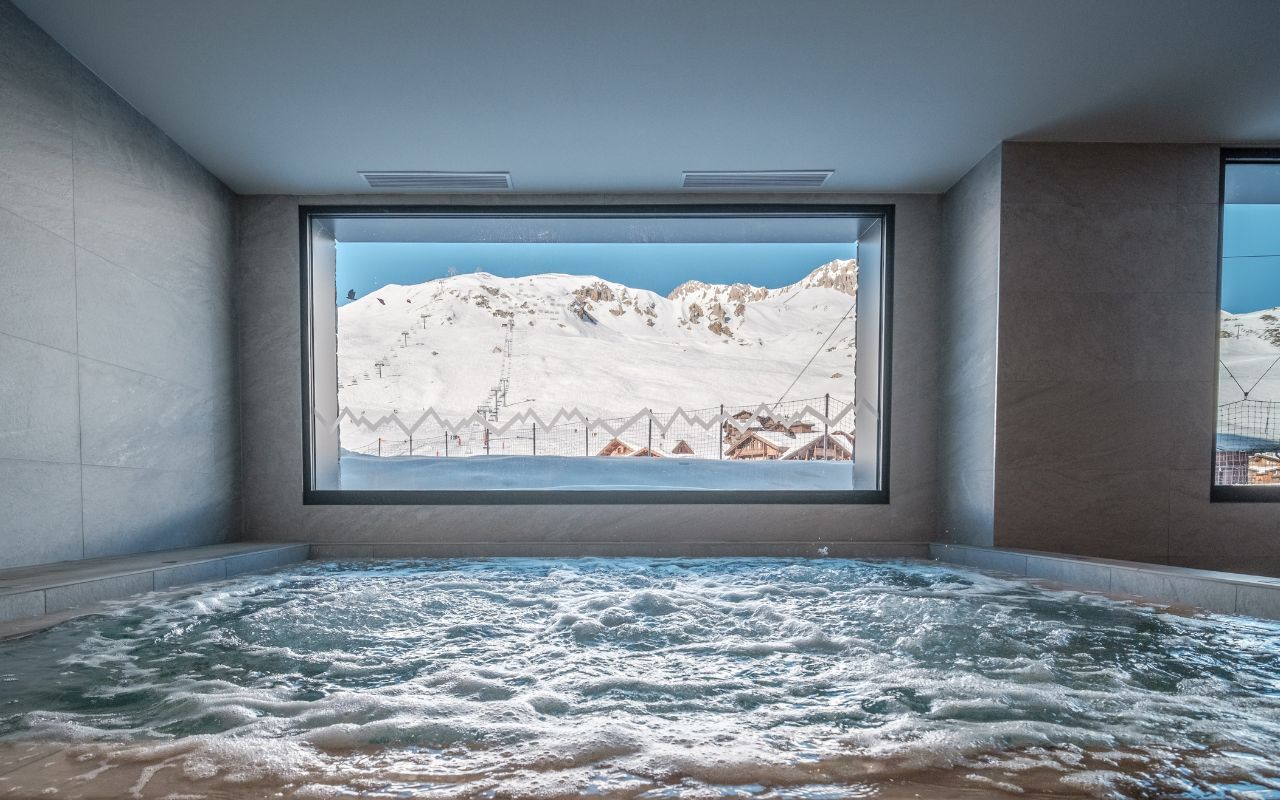 Vue sur les pistes de Tigne depuis la piscine de la résidence Dénali à Tignes