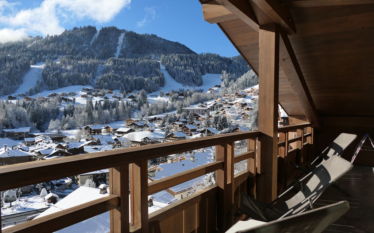 Vue sur la station de la Clusaz depuis les balcons de la résidence Les Grandes Alpes