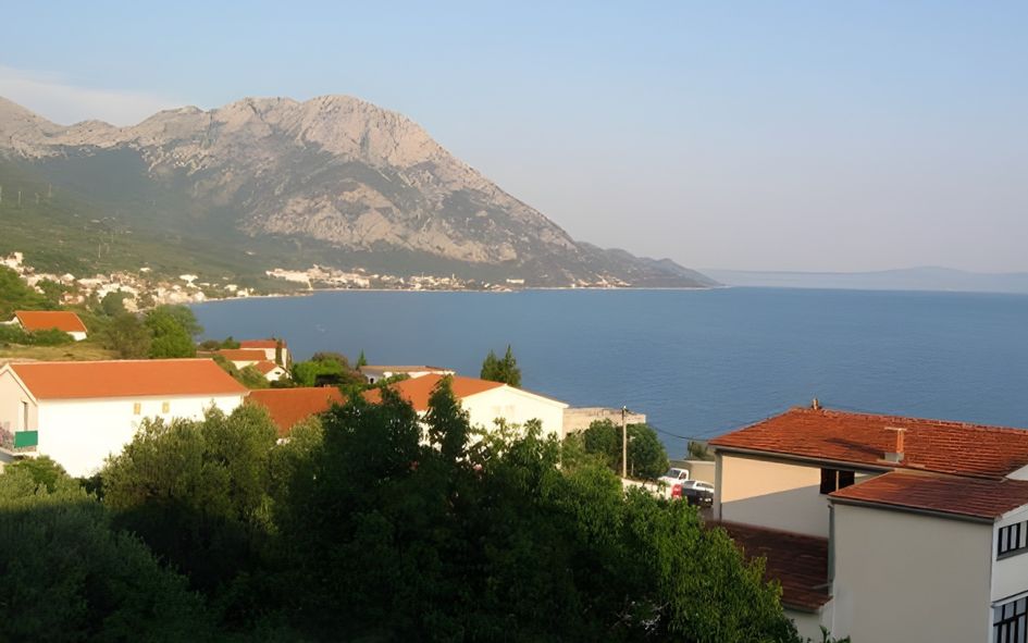 Vue sur les paysages de la station de Podaca depuis les appartements