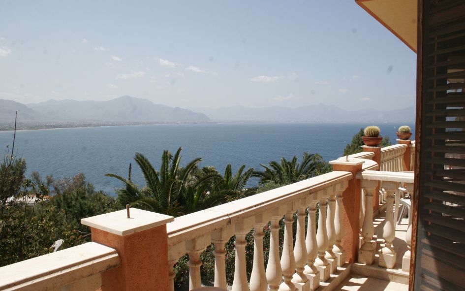 Vue panoramique sur la mer depuis la résidence Baia d'Oro à Mongerbino