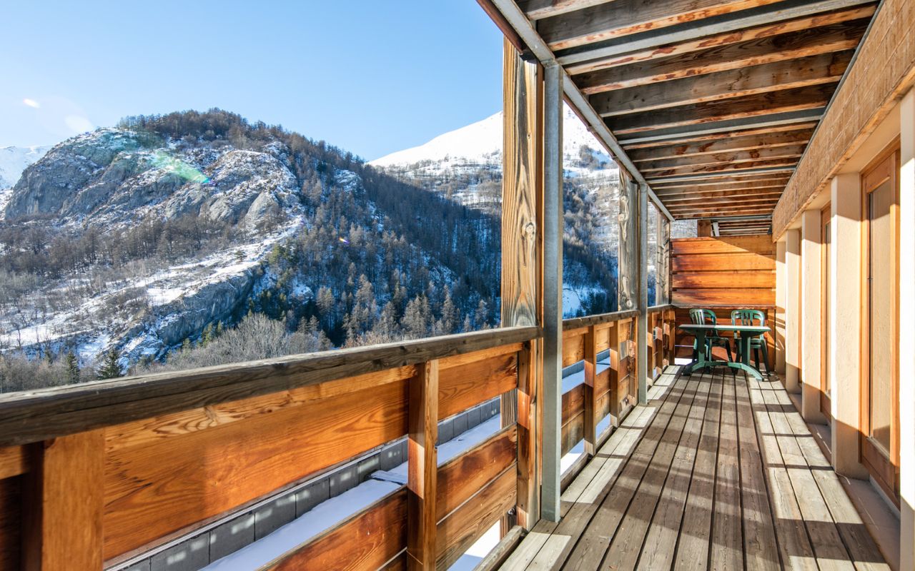Belle vue syr les massifs enneigés depusi les balcons des appartements du Hameau de Valloire
